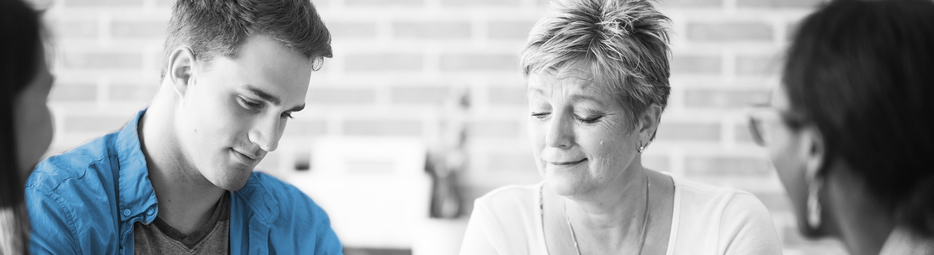 Foto jonge man met blauwe blouse in gesprek met 2 dames