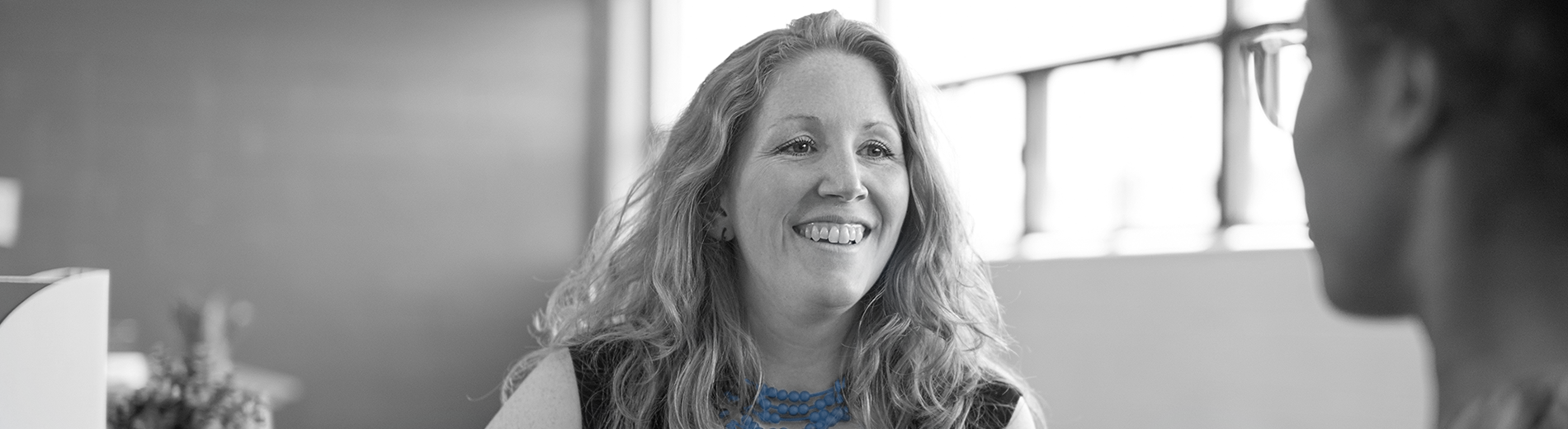 Foto lachende vrouw met blauw shirt