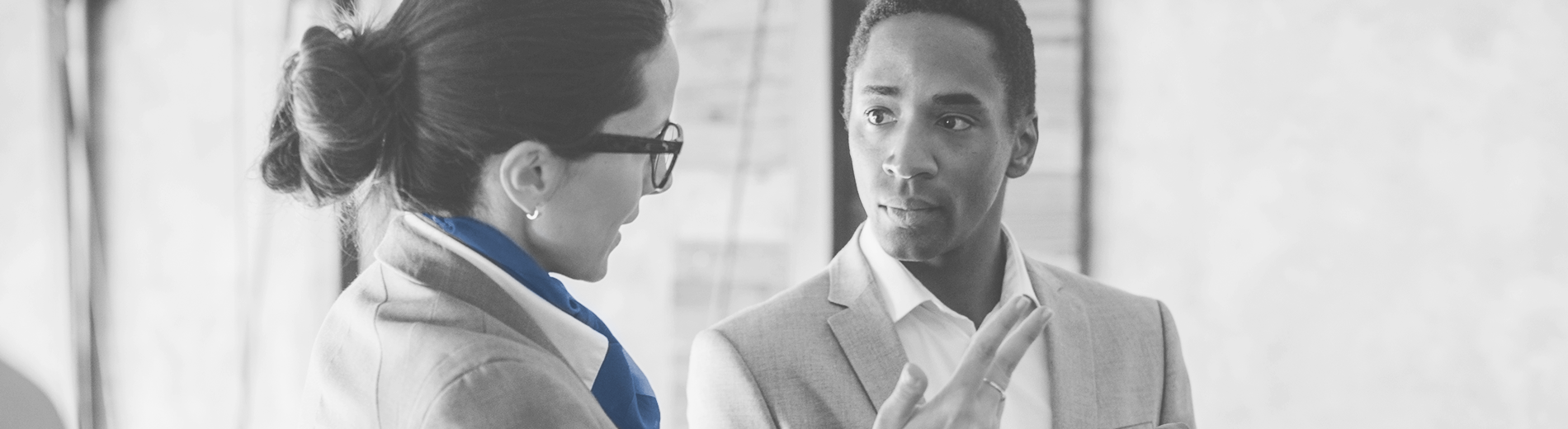 Foto dame met blauwe sjaal in gesprek met man